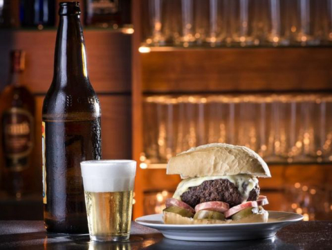 O melhor pão com bolinho de Curitiba é servido no melhor boteco da cidade. Confira