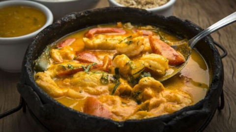 Veja como fazer moqueca de peixe com farofa de dendê