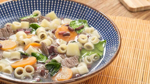 Como fazer sopa de legumes com macarrão, receita ideal para enfrentar o frio