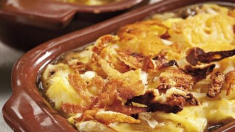 Como fazer escondidinho de costela e aipim, variação imperdível da receita original