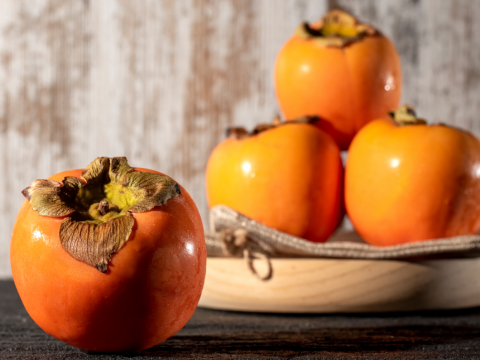Caqui: conheça os benefícios e aprenda a fazer duas receitas com a fruta da estação