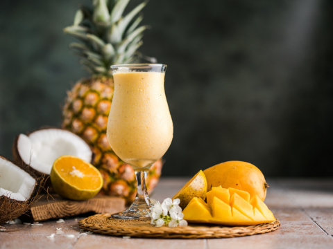 Como fazer piña colada, drink clássico para curtir o feriado