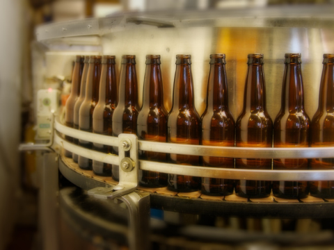 Casos de intoxicação por metanol reforçam a necessidade de fornecedores de bebidas reconhecidos