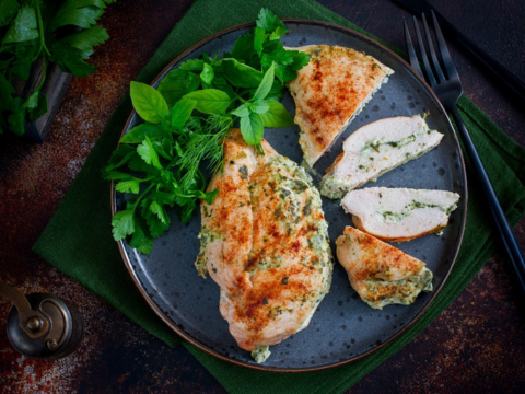 Frango suculento recheado com ricota e espinafre? Aprenda a fazer!