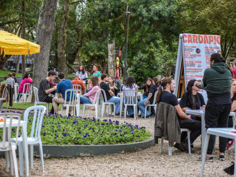 Com mais de 2,5 mil visitantes, Vinada Cultural retornou à programação gastronômica de Curitiba em um dia repleto de diversão e muito cachorro-quente