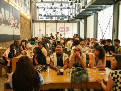 Grupo de jovens criado pelo príncipe William vista cozinha do Gastromotiva, no Rio de Janeiro