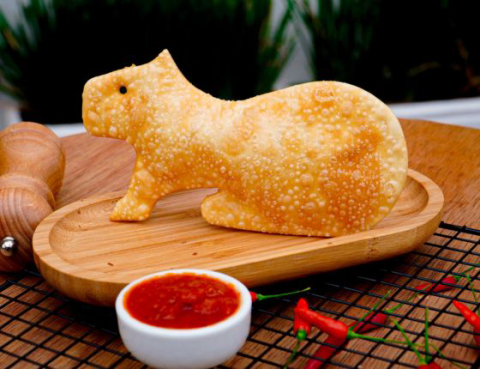 Pastel de Capivara, vencedor da categoria Gastronomia Surreal do Prêmio Bom Gourmet 2025, vira marca registrada