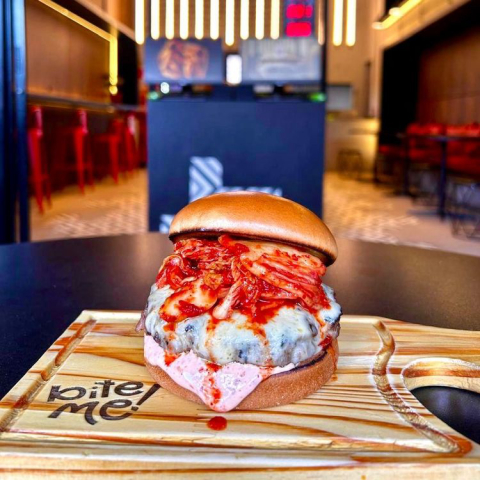 Bite Me! participa do CWBurguer com K-Burger e Dutch Burger