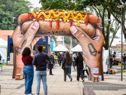 Primeiro dia da Vinada Cultural 2026 reuniu gastronomia, arte urbana e cerca de 2,2 mil cachorros-quentes vendidos; programação continua no domingo (24)