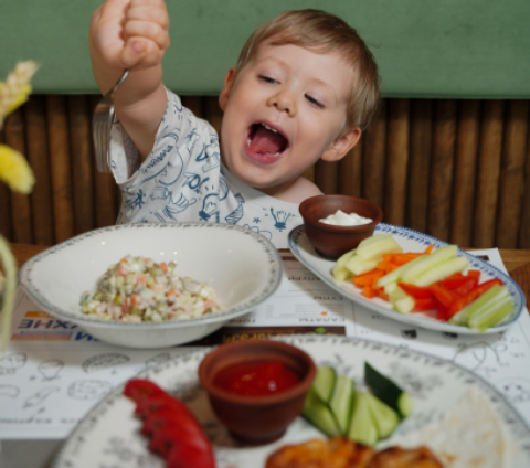 Por que o menu kids limita tanto as crianças?
