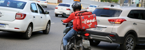 Agora dá pra pedir iFood no Uber e Uber no iFood: apps firmam parceria inédita no Brasil
