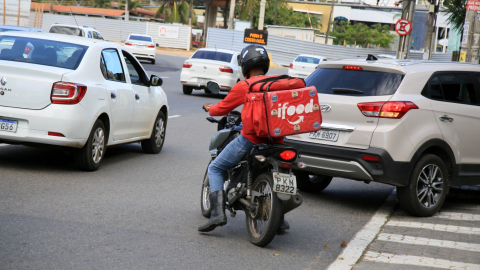 Agora dá pra pedir iFood no Uber e Uber no iFood: apps firmam parceria inédita no Brasil