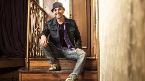Zeca Baleiro desembarca em curitiba com show intimista