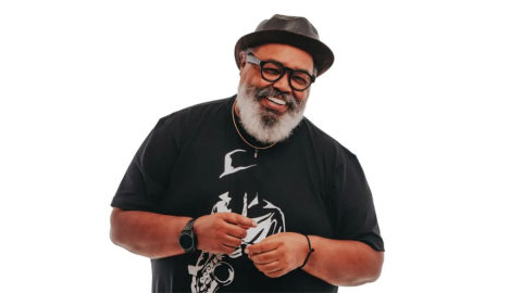 Jorge Aragão de graça: cantor celebra 50 anos de carreira no Guairão