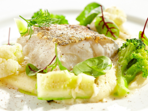Como fazer bacalhau confitado com purê de batata e abobrinha salteada