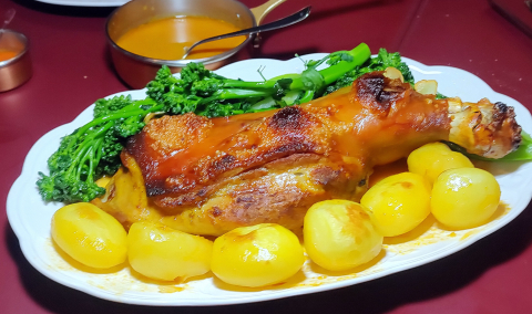 Paleta de leitão assada é novidade no menu da Mercearia do Português