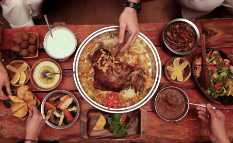 Não é Natal, mas o espírito é o mesmo: banquete no deserto de Dubai preserva a arte ancestral da partilha