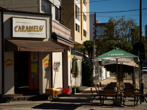 Uso de mesas nas calçadas do Centro de Curitiba é regulamentado; entenda as regras