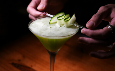 Zero é o novo brinde: por que a coquetelaria sem álcool deixou de ser “mocktail”