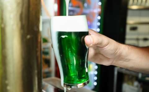 Por que a cerveja virou símbolo do St. Patrick’s Day – e de onde veio a cerveja verde?
