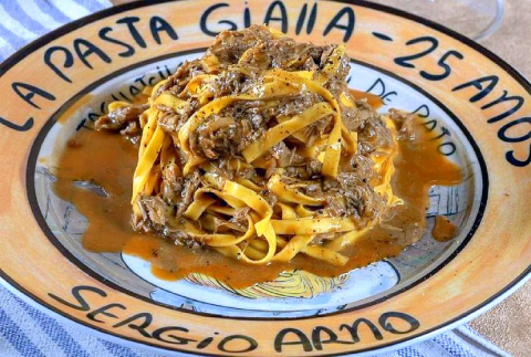 La Pasta Giala comemora 25 anos com menu especial e prato de louça personalizado