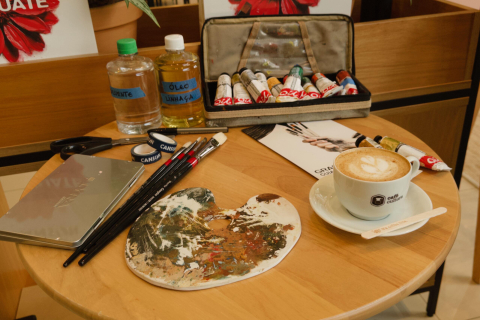 A gastronomia parece estar dividindo cada vez mais o protagonismo com atividades manuais nos cafés