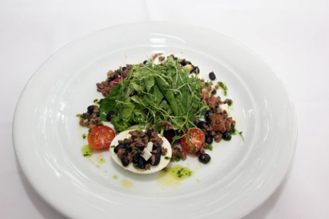 Salada de feijão com carne moída e ovos cozidos