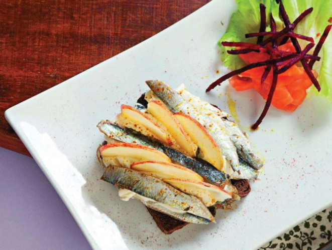 O hering é um aperitivo feito de peixe arenque (típico dos mares alemães), maçã e nata. É servido sobre broas. No Bar do Alemão, custa R$ 47 (uma porção generosa) a versão com sardinha. Foto: Alexandre Mazzo