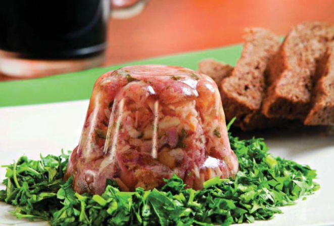 O sülze é preparado com o colágeno do eisbein, carnes e temperos. No Bar do Alemão é servido com legumes em prato chamado Colorido. Custa R$ 45,70. Foto: Alexandre Mazzo/Gazeta do Povo