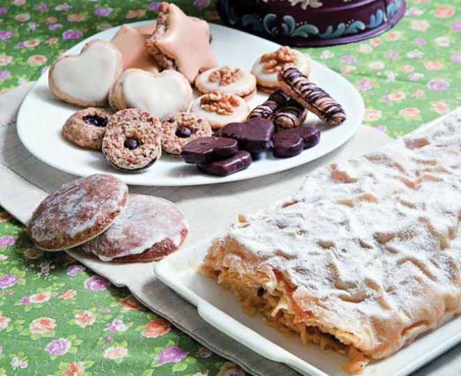 Na imagem, um mix da confeitaria alemã: bolachas, lebkuchen (ao centro) e a torta apfelstrudel – todos elaborados pela Erika Biscoitos. Foto: Alexandre Mazzo/Gazeta do Povo