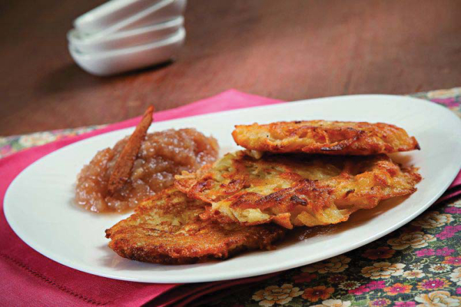 As kartoffelpuffer (panquecas de batata) são opções de entrada no Bar Schimmel. A porção, com purê de maçã, custa R$ 29,50. Foto: Alexandre Mazzo/Gazeta do Povo