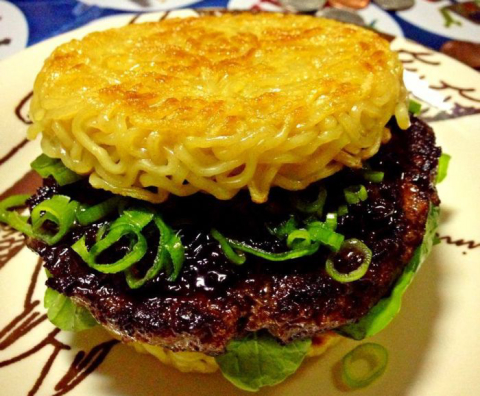 Hambúrguer com pão de macarrão pode ser o próximo fenômeno gastronômico