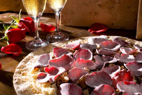 Casa de Curitiba serve pizza com pétalas de rosas