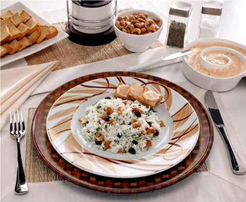 Arroz com uvas passas, castanha e salsinha