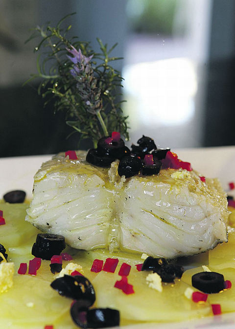 Bacalhau confitado com crocante de azeitonas