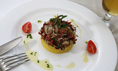 Carne-seca com mandioquinha e cogumelos