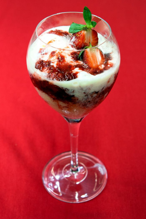 Gelato com morangos no espumante