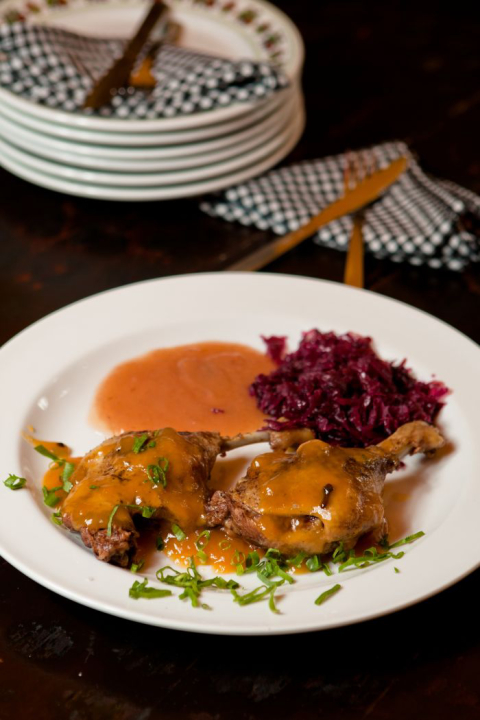 Confit de marreco com molho de laranja, purê de maçã e repolho roxo