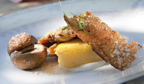 Paleta de porco com polenta ao torrontes e cogumelo