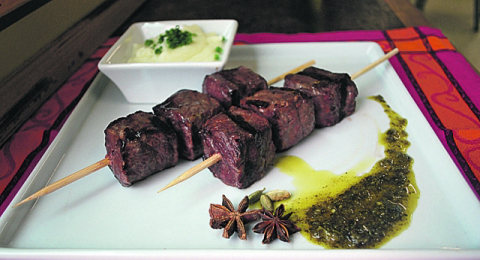 Brochettes de cordeiro ao pesto de capim-santo