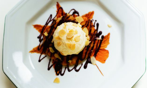 Tempurá de abacaxi com molho de chocolate e amêndoas