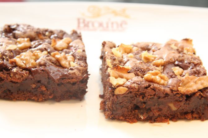 A loja oferece 18 sabores de brownie, dentre outros doces