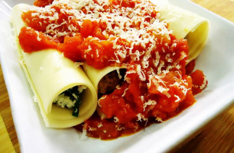 Canelone de muçarela de búfala, espinafre e parma com molho de tomate