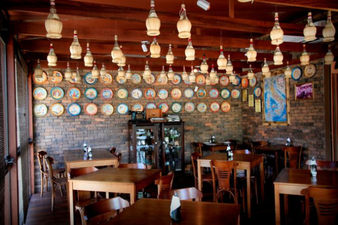 Ambiente rústico e comida caseira são os traços distintivos da Cantina do Délio. Foto: Divulgação.