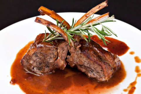 Açougue promove aula e degustação de carne de cordeiro
