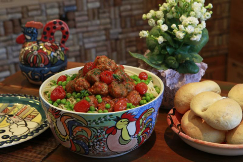 Talharim com almôdegas e ervilhas