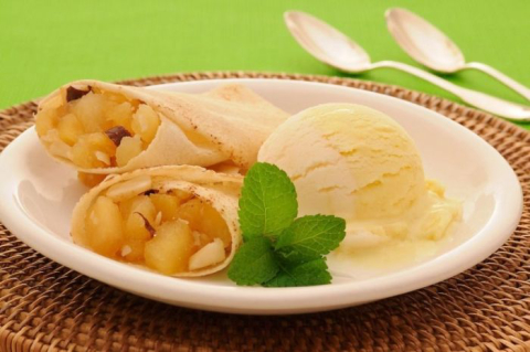 Rolinho de abacaxi com sorvete de coco e abacaxi