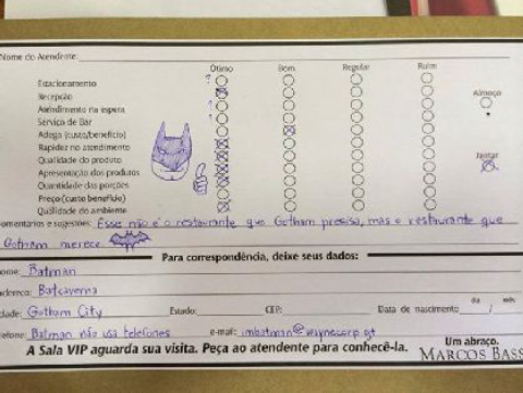 Batman assina ficha de SAC e elogia restaurante em SP