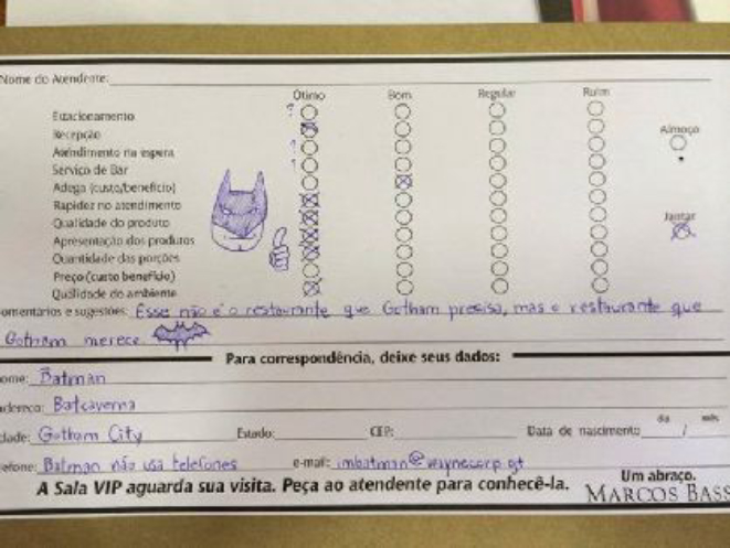 Bem-humorado: freguês assina ficha de SAC de restaurante em São Paulo como Batman. Foto: reprodução/Facebook