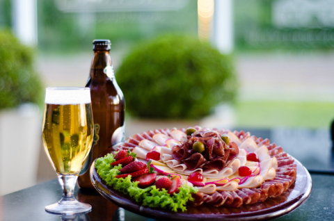 Saint Germain lança happy hour com promoção